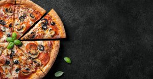 Une pizza napolitaine avec des ingrédients frais et de qualité, tels que de la mozzarella, des tomates cerises et du basilic.