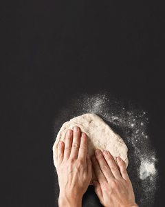 une bonne pâte à pizza confectionner par les mains d'un pizzaiolo