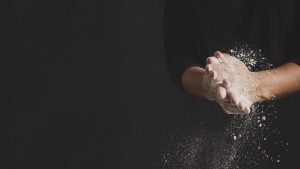 Grégory Edel, champion de France et vice-champion du monde de pizza, dispense une formation à ses élèves dans sa cuisine professionnelle. Entourés d'ingrédients frais et d'un four à pizza traditionnel, les apprentis pizzaïolos apprennent les techniques et les secrets pour réaliser des pizzas savoureuses et authentiques.
