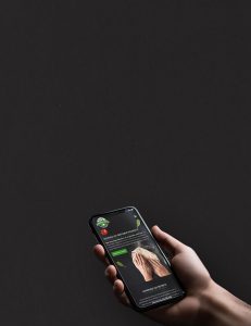 Un smartphone affiche la page d'accueil du site web de l'école de pizzaïolo, mettant en avant les formations proposées et les avantages de devenir pizzaïolo.